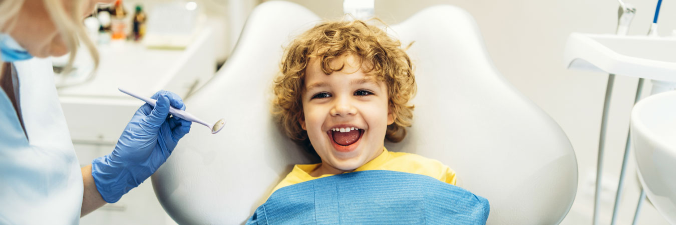 ¿A qué edad debe ir un niño al dentista por primera vez?
